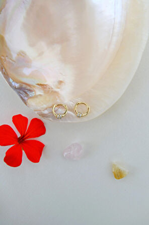 14K Altın Kaplama Zirkon Taşlı Mini Halka Küpe – 8 mm Hipoalerjenik