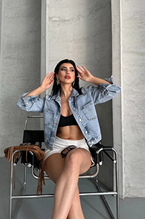 Çift cepli kol katlamalı kar yıkama crop kot ceket buz mavi d2000