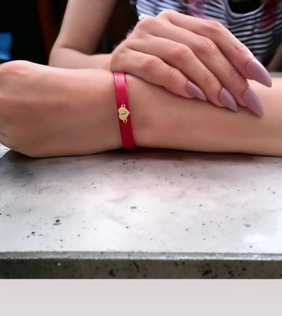 14 Ayar Altın Plakalı L Harfine Özel Doğal Kırmızı Derili Kalp Motifli Hediye Bileklik-541