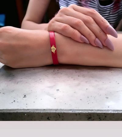 14 Ayar Altın Plakalı Ö Harfine Özel Doğal Kırmızı Derili Kalp Motifli Hediye Bileklik-541