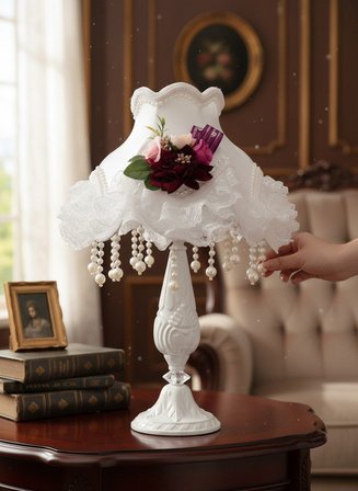 Beyaz Kadife Kaplı Çiçek Dekorlu El Yapımı Başlık Metal Beyaz Ayaklı Klasik Model Abajur 55x25cm