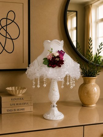 Beyaz Kadife Kaplı Çiçek Dekorlu El Yapımı Başlık Metal Beyaz Ayaklı Klasik Model Abajur 55x25cm