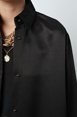 Kadın Düz Renk Parlak Kumaş Oversize Kesim Gömlek