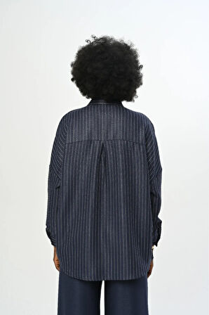 KADIN ÇİZGİLİ DESENLİ DÜZ RENK OVERSİZE KESİM GÖMLEK