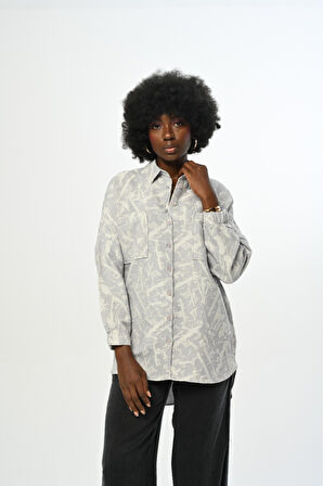 KADIN DESENLİ CEPLİ GRİ RENK OVERSİZE KESİM GÖMLEK