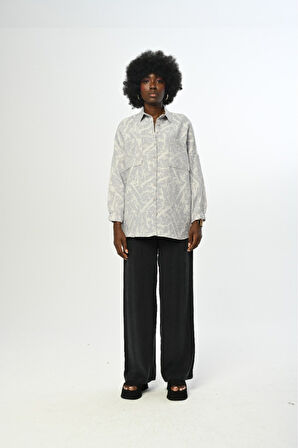 KADIN DESENLİ CEPLİ GRİ RENK OVERSİZE KESİM GÖMLEK