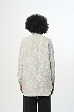 KADIN DESENLİ CEPLİ GRİ RENK OVERSİZE KESİM GÖMLEK