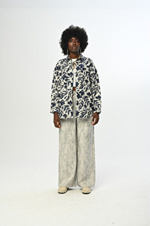 KADIN KARIŞIK ÇİÇEK DESENLİ LACİVERT GÖMLEK