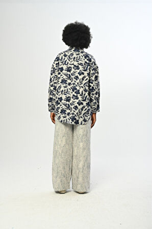 KADIN KARIŞIK ÇİÇEK DESENLİ LACİVERT GÖMLEK