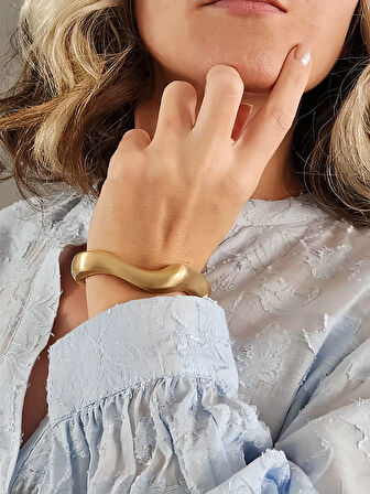 Dalgalı Asimetrik Model Bombeli Gold Mat Molted Kelepçe Çelik Bileklik