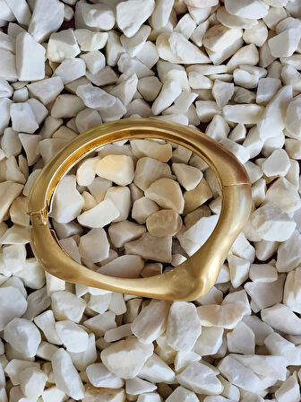 Dalgalı Asimetrik Model Bombeli Gold Mat Molted Kelepçe Çelik Bileklik