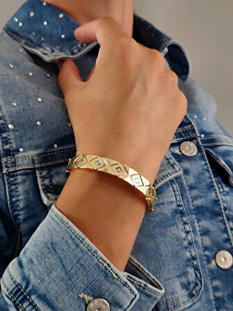 Baklava Model Zirkon Taşlı Esnek Lastikli Saat Yanı Kelepçe