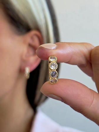 Çiçek Yuvarlak Model Zirkon Taşlı Gold Renkli Çelik Küpe