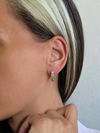 Çiçek Yuvarlak Model Zirkon Taşlı Gold Renkli Çelik Küpe