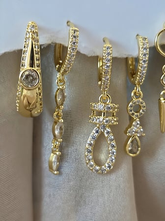 6'lı Sallantılı Zirkon Taşlı Çelik Gold Renk Küpe Seti
