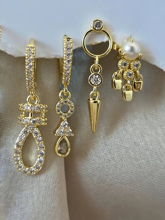 6'lı Sallantılı Zirkon Taşlı Çelik Gold Renk Küpe Seti