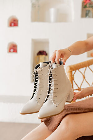 Katerina Bej Kalın Topuklu (5cm) Sivri Burun Bağcıklı Günlük Kadın Bot