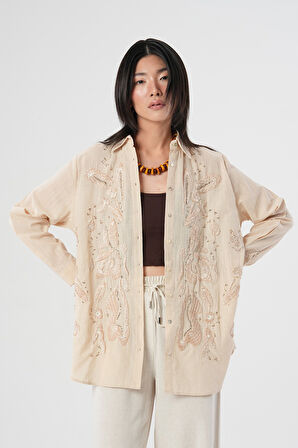 KADIN AÇIK BEJ ÖNÜ NAKIŞ VE PUL-PAYET İŞLEMELİ OVERSİZE GÖMLEK