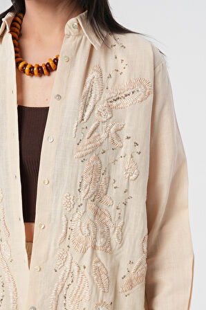 KADIN AÇIK BEJ ÖNÜ NAKIŞ VE PUL-PAYET İŞLEMELİ OVERSİZE GÖMLEK