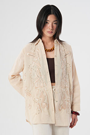 KADIN AÇIK BEJ ÖNÜ NAKIŞ VE PUL-PAYET İŞLEMELİ OVERSİZE GÖMLEK