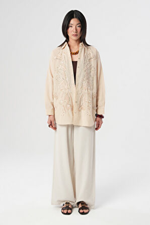 KADIN AÇIK BEJ ÖNÜ NAKIŞ VE PUL-PAYET İŞLEMELİ OVERSİZE GÖMLEK