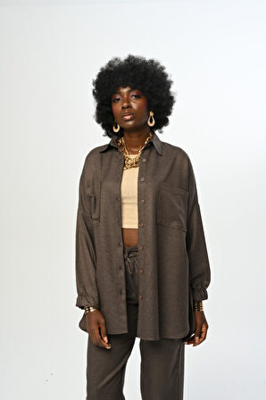 KADIN ÇİFT CEPLİ DÜZ RENK KOLLARI BÜZGÜLÜ OVERSİZE KESİM GÖMLEK