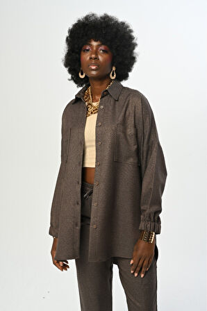 KADIN ÇİFT CEPLİ DÜZ RENK KOLLARI BÜZGÜLÜ OVERSİZE KESİM GÖMLEK