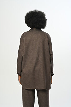 KADIN ÇİFT CEPLİ DÜZ RENK KOLLARI BÜZGÜLÜ OVERSİZE KESİM GÖMLEK