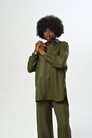 KADIN DÜZ RENK SİMLİ ÇİFT CEPLİ KOLLARI BÜZGÜLÜ OVERSİZE KESİM GÖMLEK