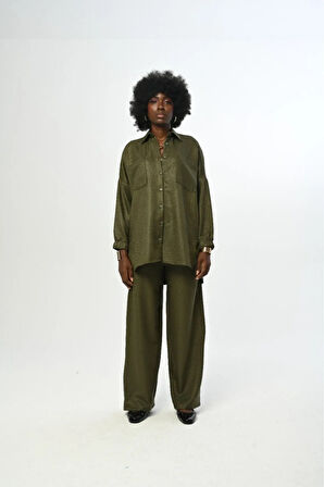 KADIN DÜZ RENK SİMLİ ÇİFT CEPLİ KOLLARI BÜZGÜLÜ OVERSİZE KESİM GÖMLEK