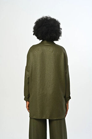 KADIN DÜZ RENK SİMLİ ÇİFT CEPLİ KOLLARI BÜZGÜLÜ OVERSİZE KESİM GÖMLEK