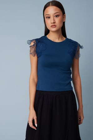 OMUZLARI ÇİÇEK DETAYLI KOLSUZ T-SHIRT