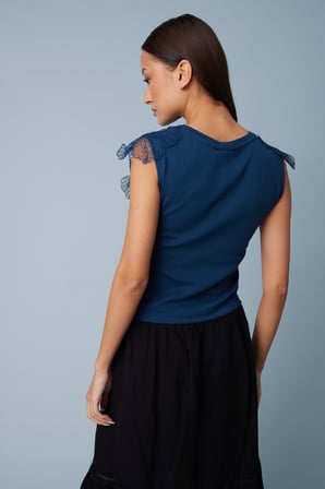 OMUZLARI ÇİÇEK DETAYLI KOLSUZ T-SHIRT