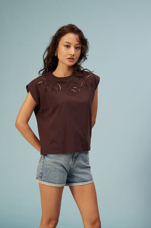 CUTWORK NAKIŞ DETAYLI T-SHIRT