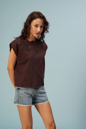 CUTWORK NAKIŞ DETAYLI T-SHIRT