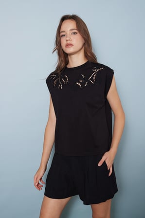 CUTWORK NAKIŞ DETAYLI T-SHIRT