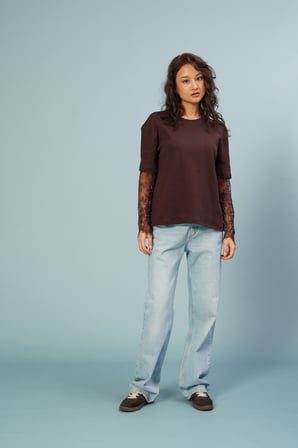 KOLLARI DANTEL DETAYLI T-SHIRT