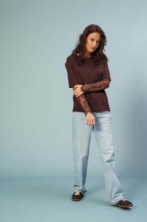 KOLLARI DANTEL DETAYLI T-SHIRT