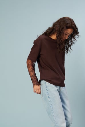 KOLLARI DANTEL DETAYLI T-SHIRT