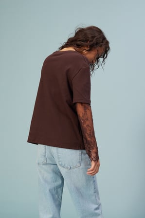 KOLLARI DANTEL DETAYLI T-SHIRT
