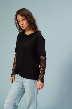 KOLLARI DANTEL DETAYLI T-SHIRT