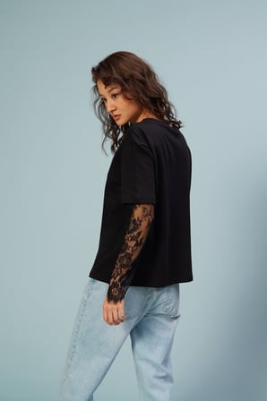 KOLLARI DANTEL DETAYLI T-SHIRT