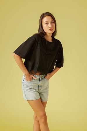 DANTEL DETAYLI KISA KOLLU T-SHIRT