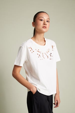 CUTWORK NAKIŞ DETAYLI KISA KOLLU T-SHIRT