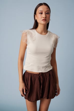 OMUZLARI ÇİÇEK DETAYLI KOLSUZ T-SHIRT