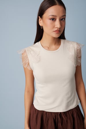 OMUZLARI ÇİÇEK DETAYLI KOLSUZ T-SHIRT