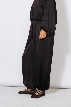 BELİ LASTİKLİ DOKULU SATEN BALON PANTOLON