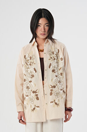 KADIN AÇIK BEJ ÖNÜ KAHVERENGİ NAKIŞ İŞLEMELİ OVERSİZE GÖMLEK