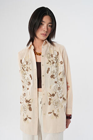 KADIN AÇIK BEJ ÖNÜ KAHVERENGİ NAKIŞ İŞLEMELİ OVERSİZE GÖMLEK