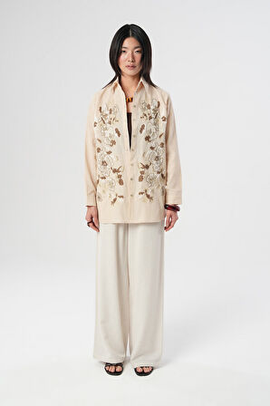 KADIN AÇIK BEJ ÖNÜ KAHVERENGİ NAKIŞ İŞLEMELİ OVERSİZE GÖMLEK